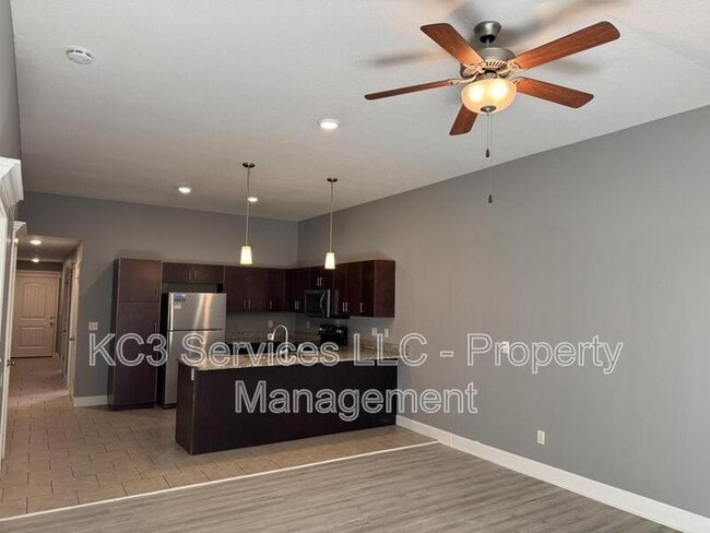 Building Photo - 9326 N Robinhood Ave