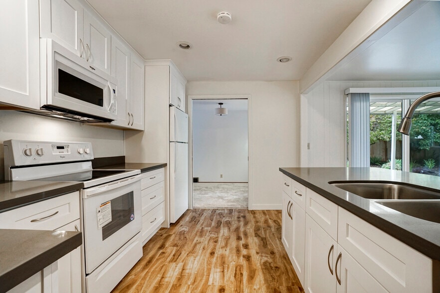 Building Photo - 26 6th St S