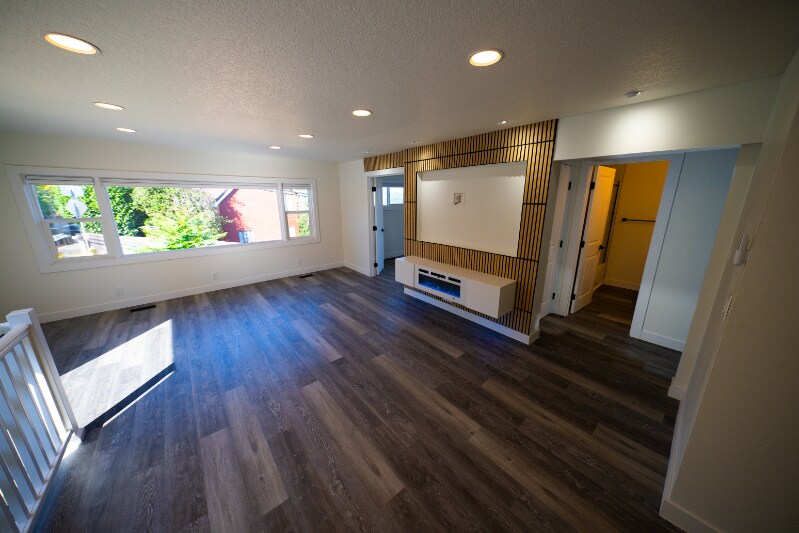 Building Photo - 4685 Riverview Ave