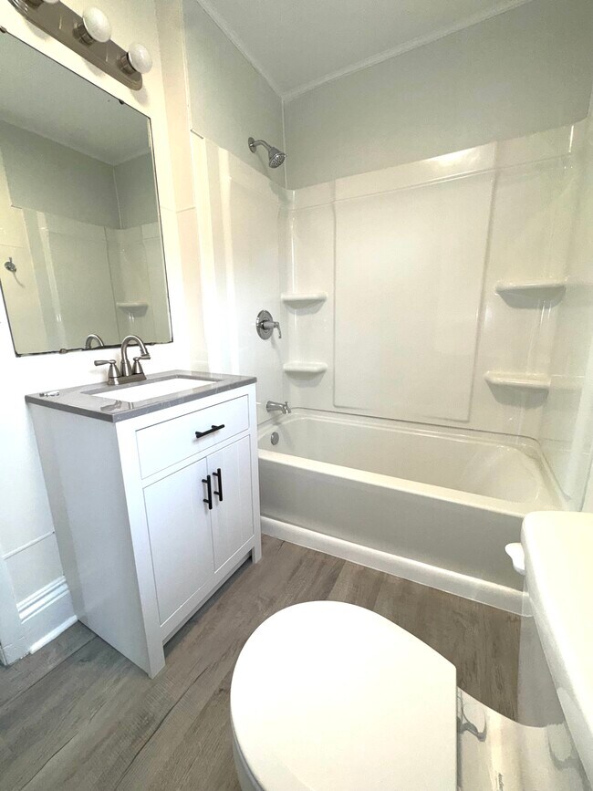 Building Photo - 567 N Walnut St