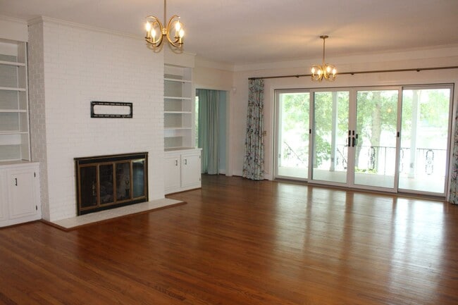Building Photo - Spacious 4-Bedroom Home in Desirable Walnu...