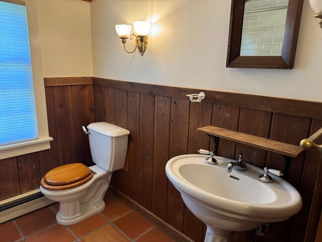 Building Photo - 3 Bedroom, 2.5 Bathroom Home in Cedar Crest