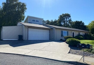 Building Photo - Single-Level Simplicity