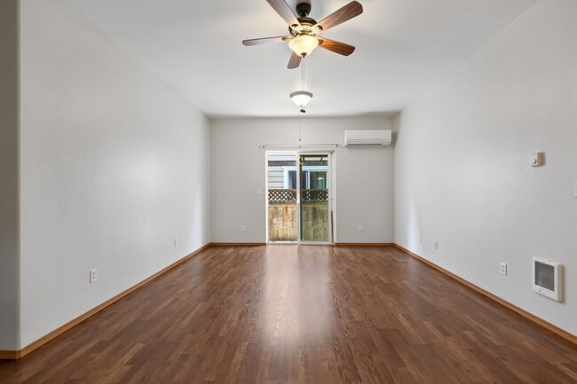 Building Photo - MOVE IN READY! 2 bed, 2 bath townhouse. No...