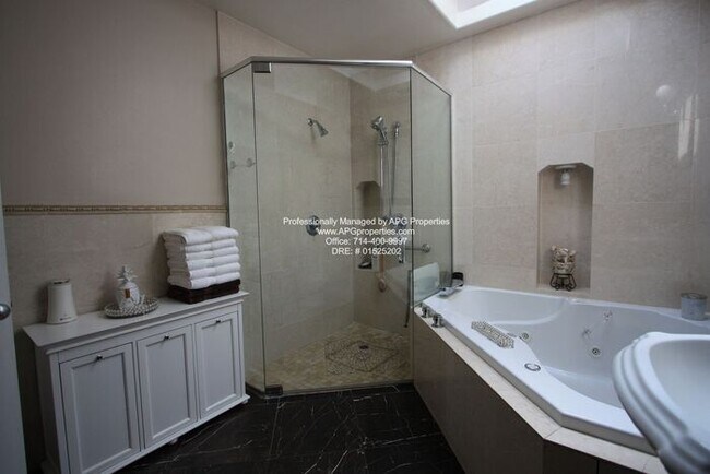 Building Photo - Attractive 4 bedroom / 2 bathroom home wit...