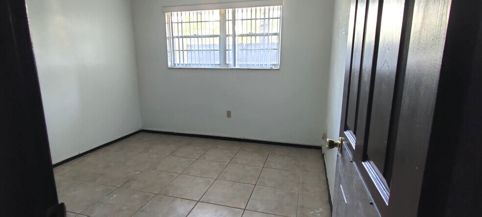 Building Photo - 6900 N Kendall Dr