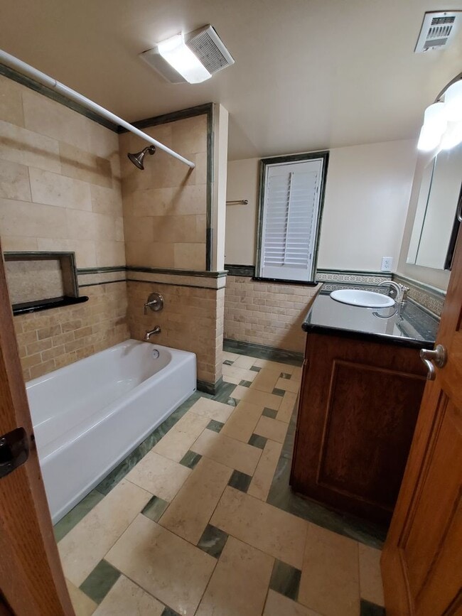 Building Photo - Spacious 4bd/2ba House Near Laguna Lake