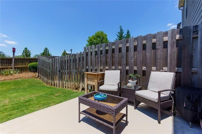 Building Photo - 723 Woodstock Grove Dr