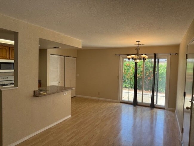 Building Photo - 3 Bedroom Home In Quail Ridge