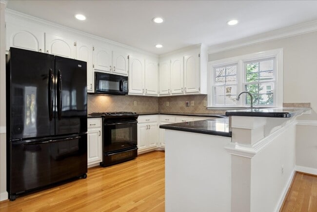 Building Photo - Kingsmill Gem