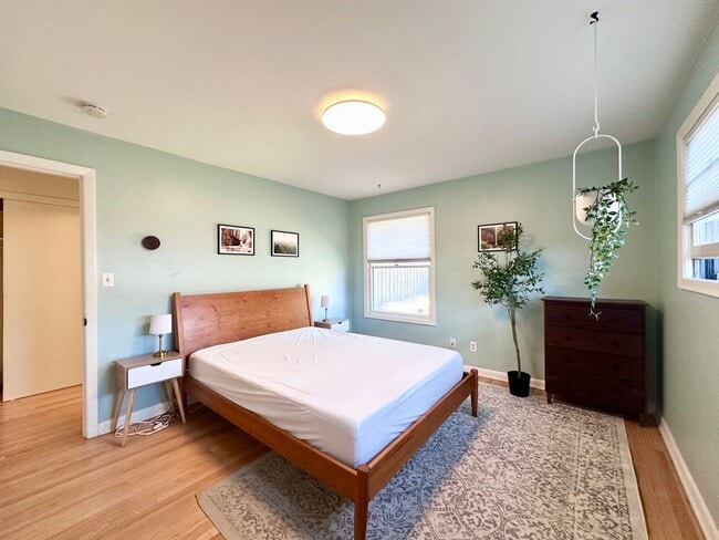 Building Photo - Lovely Duplex NE Portland - 2 bed, 1 bath w/Garage!
