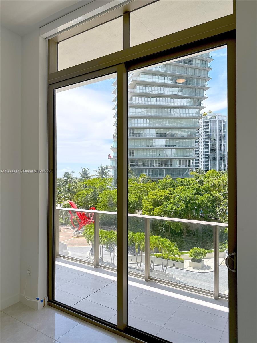 Building Photo - 2655 S Bayshore Dr