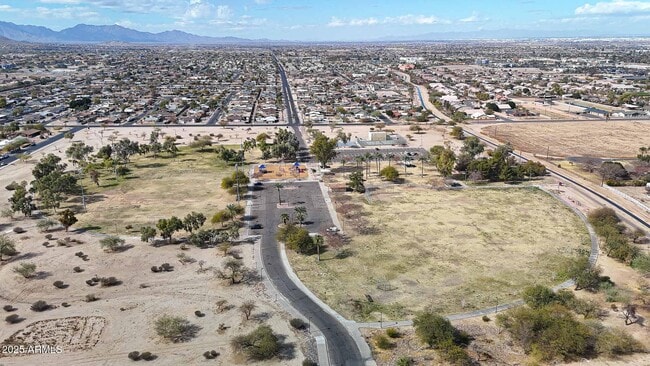Building Photo - 921 E Desert Ln