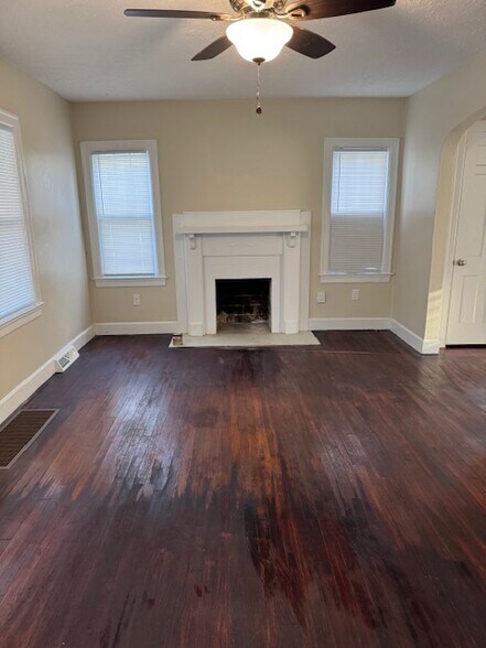 Building Photo - 224 Elmwood Dr