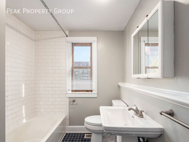 Building Photo - 1208 Indianola Ave