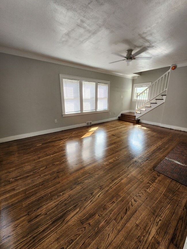 Building Photo - Large Glen Park Home! Original Hardwood Fl...