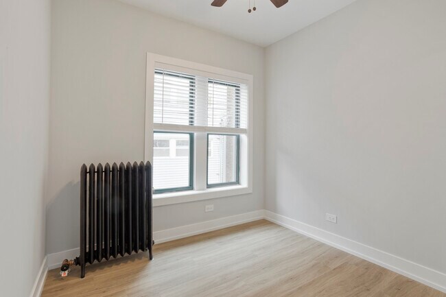 Building Photo - 7740 N Eastlake Terrace