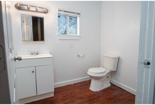 Building Photo - 526 Cooper St