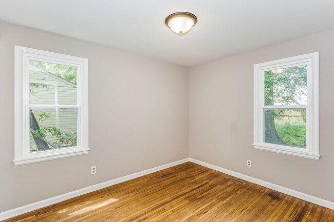 Building Photo - Three Bed for March move in!