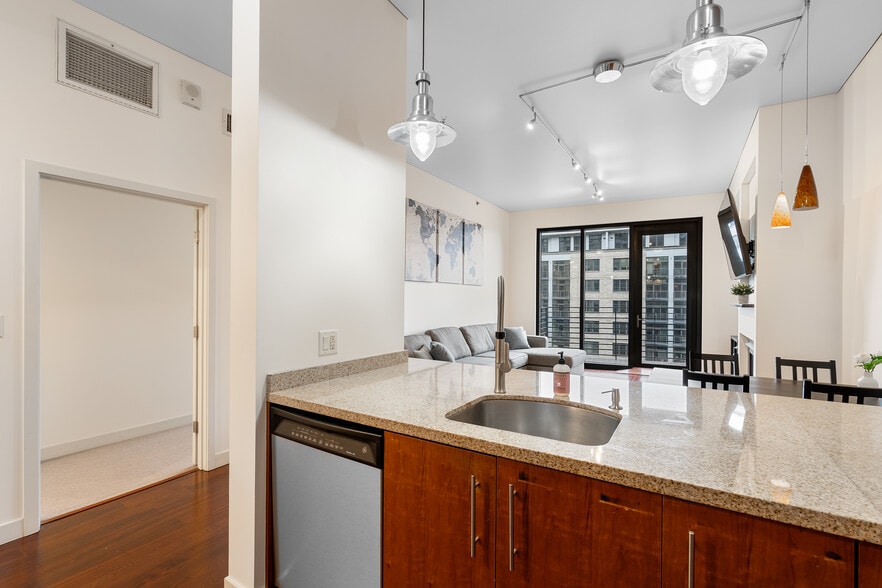 Building Photo - 922 NW 11th Ave