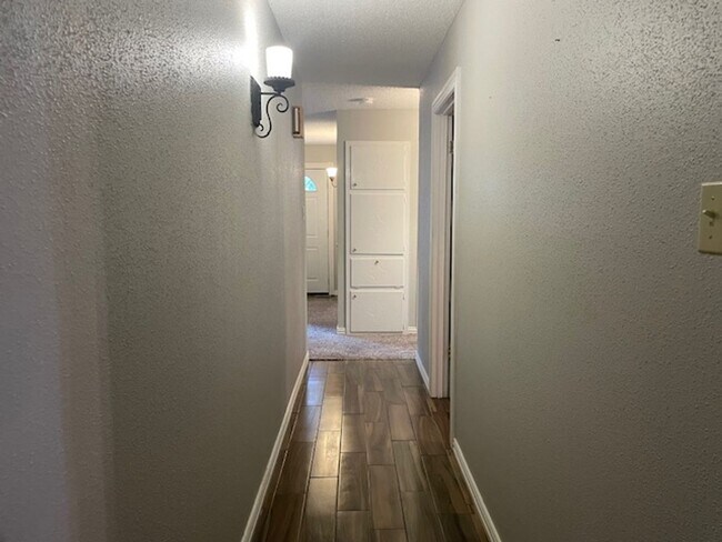 Building Photo - 220 Shady Lake Dr