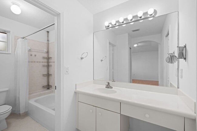 Building Photo - Bridgeport Villas