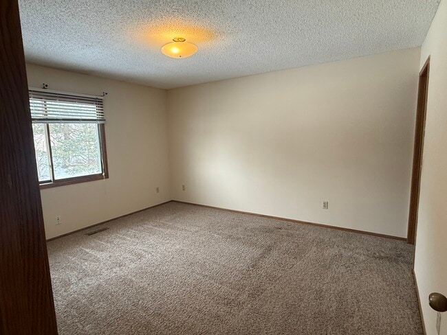 Building Photo - 2528 Birchview Ln