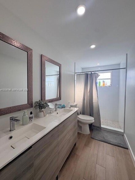 Building Photo - 9375 Fontainebleau Blvd