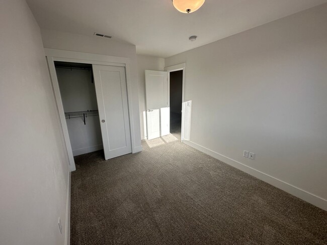 Building Photo - POOL & Clubhouse! 3 Bdrm, 2.5 Bath 1450 sq ft Townhouse, All Appliances, Gas Heat & A/C, Pet OK, ...