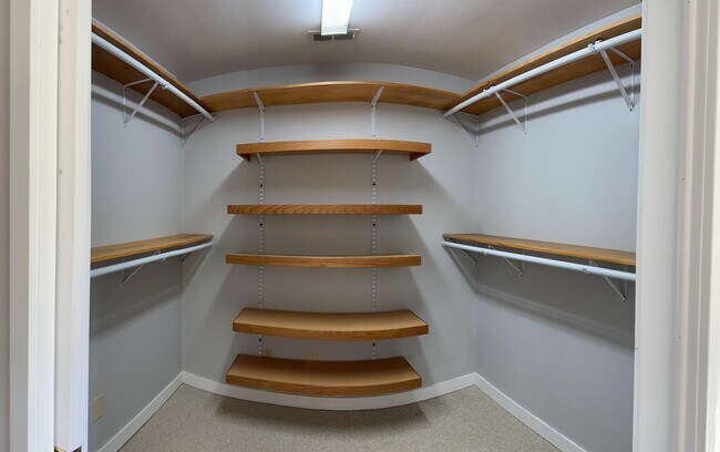 Building Photo - 8 Weybridge Pl