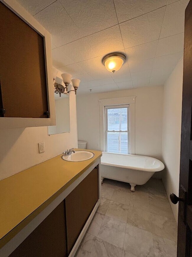 Building Photo - 1433 Kenmore Blvd