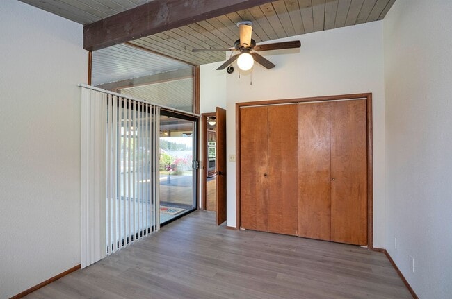 Building Photo - 3-Bed Waterfront Home in Vaughn
