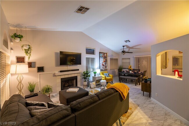 Building Photo - 131 E Tamarack Dr