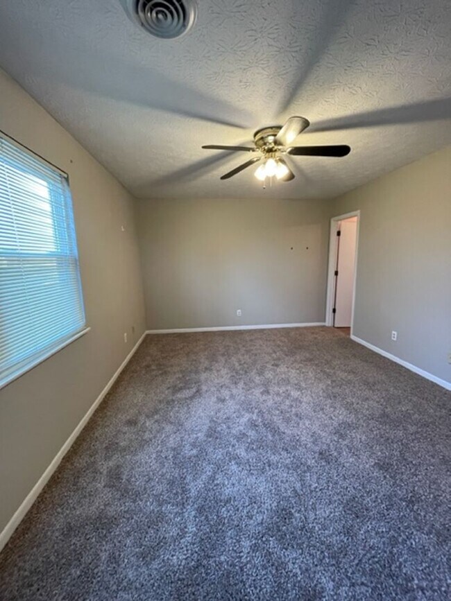 Building Photo - West Knoxville!  Short or long term lease options available .  2 bedroom with additional large bo...