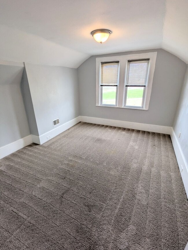 Building Photo - Spacious 4 Bedroom 2 Full Bathroom Home (Perry South)