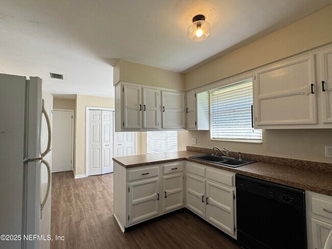 Building Photo - 2052 Pompano Pkwy