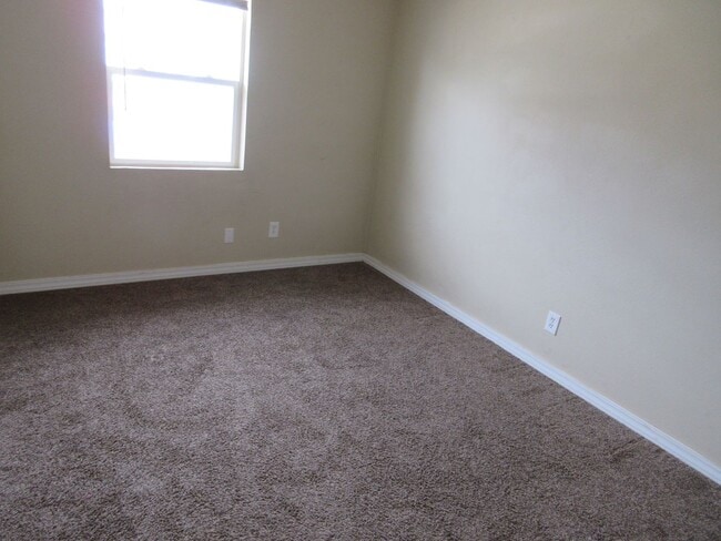 Building Photo - 4 bedroom 3 bathroom w/basement