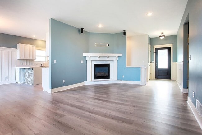 Building Photo - 3 BED 3 BATH HOME ON LAKE