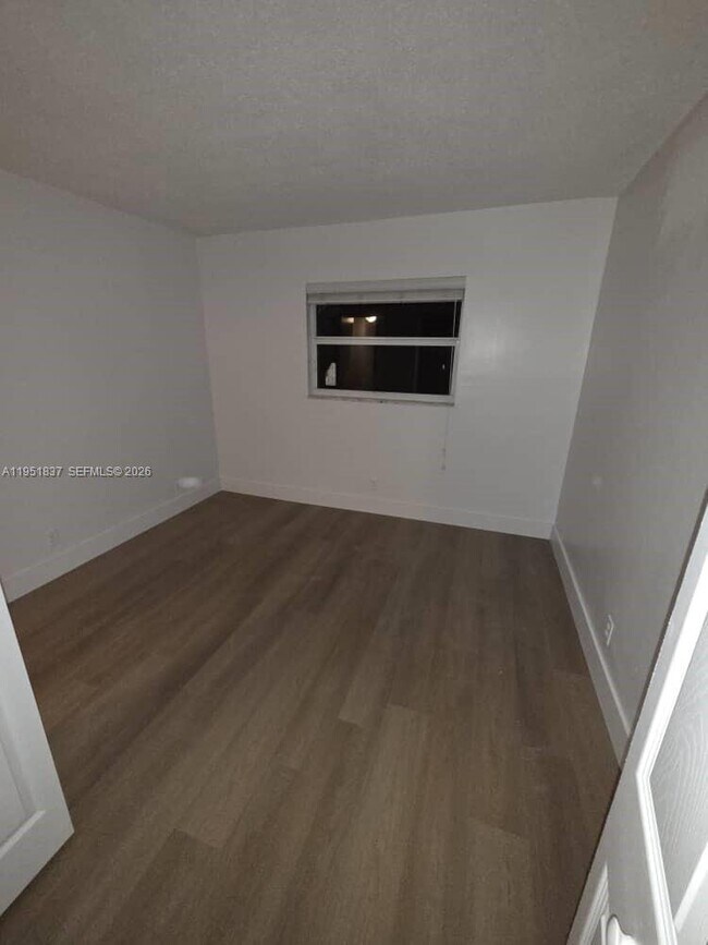 Building Photo - 1125 NE 16th Pl