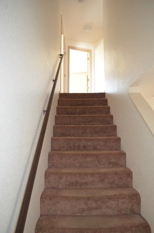 Building Photo - Stylish Modern 3 Bed, 2.5 Bath Townhouse i...