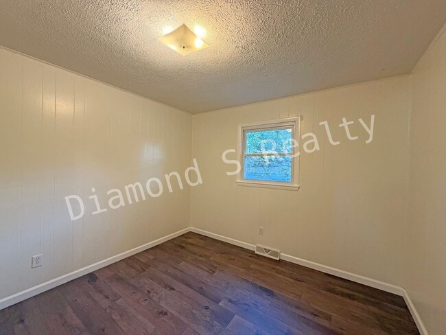 Building Photo - Spacious 3 Bedroom Home in South Springfield!