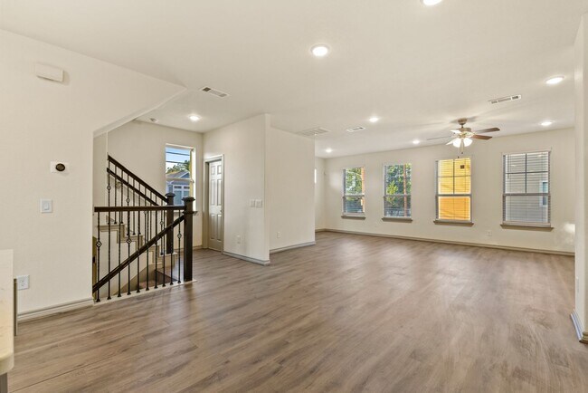 Building Photo - Spacious 4BR/3.5BA Home with In-Law Suite ...