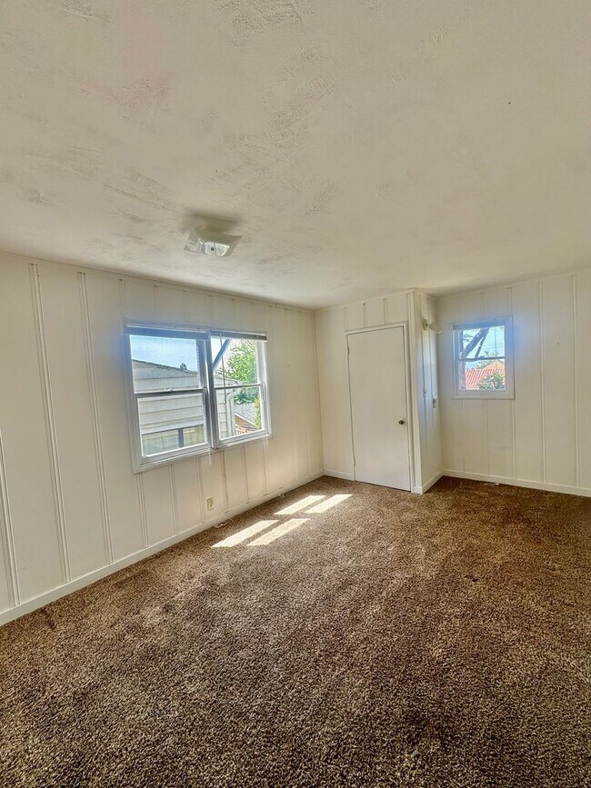 Building Photo - 6bedroom house full of charm steps from UC...