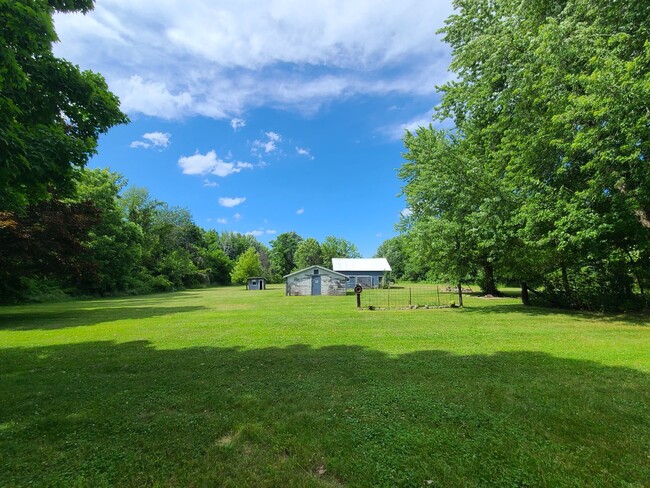 Building Photo - Three Bedroom, One Bath House in Benton Ha...