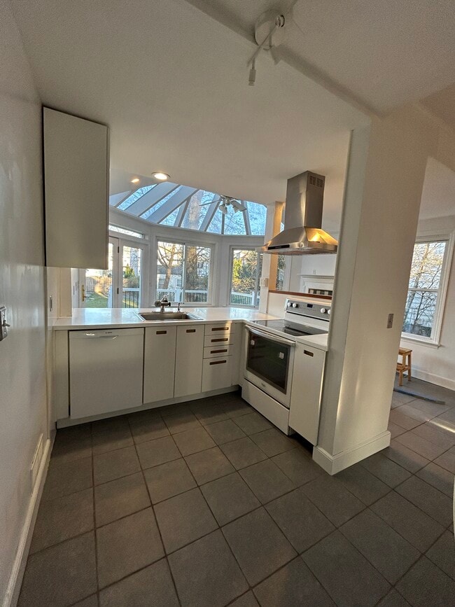 Building Photo - 82 Elm St