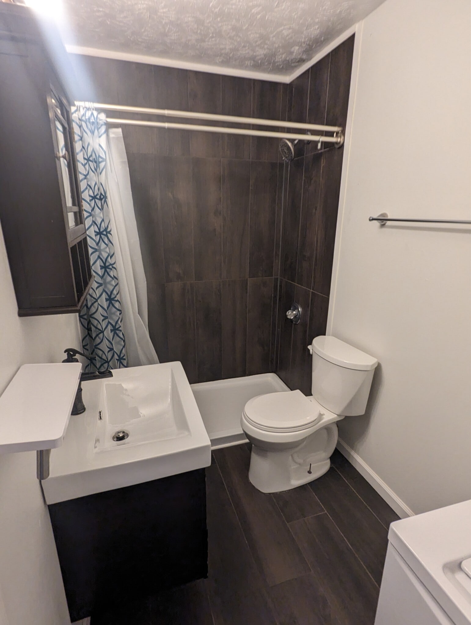 Main floor bathroom - 1075 Raintree Dr