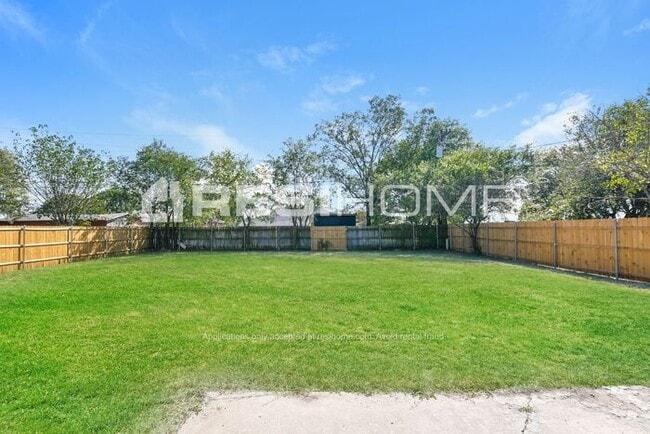 Building Photo - 220 Milas Ln