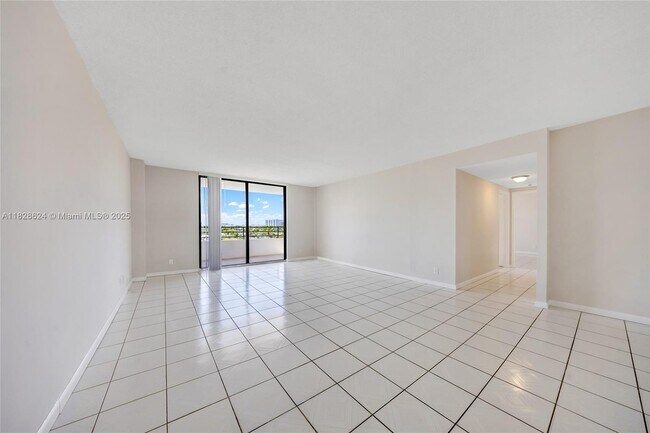Building Photo - 2500 Parkview Dr