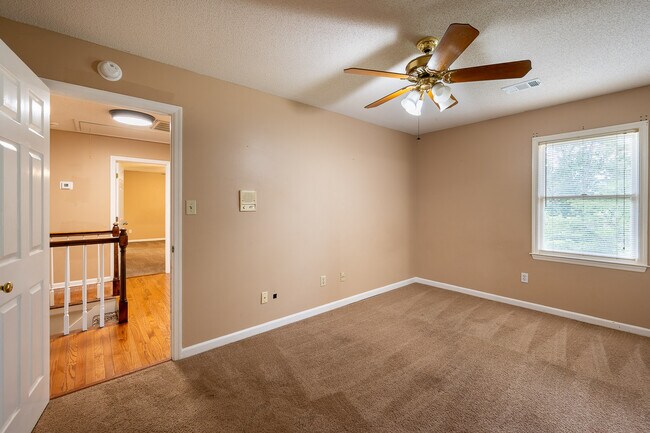 Building Photo - 4135 Knollcrest Cir N