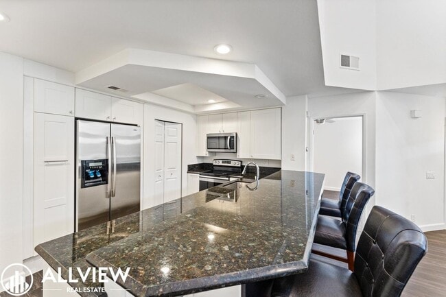 Building Photo - Beautifully Upgraded 2 Bed, 2 Bath + Den W...
